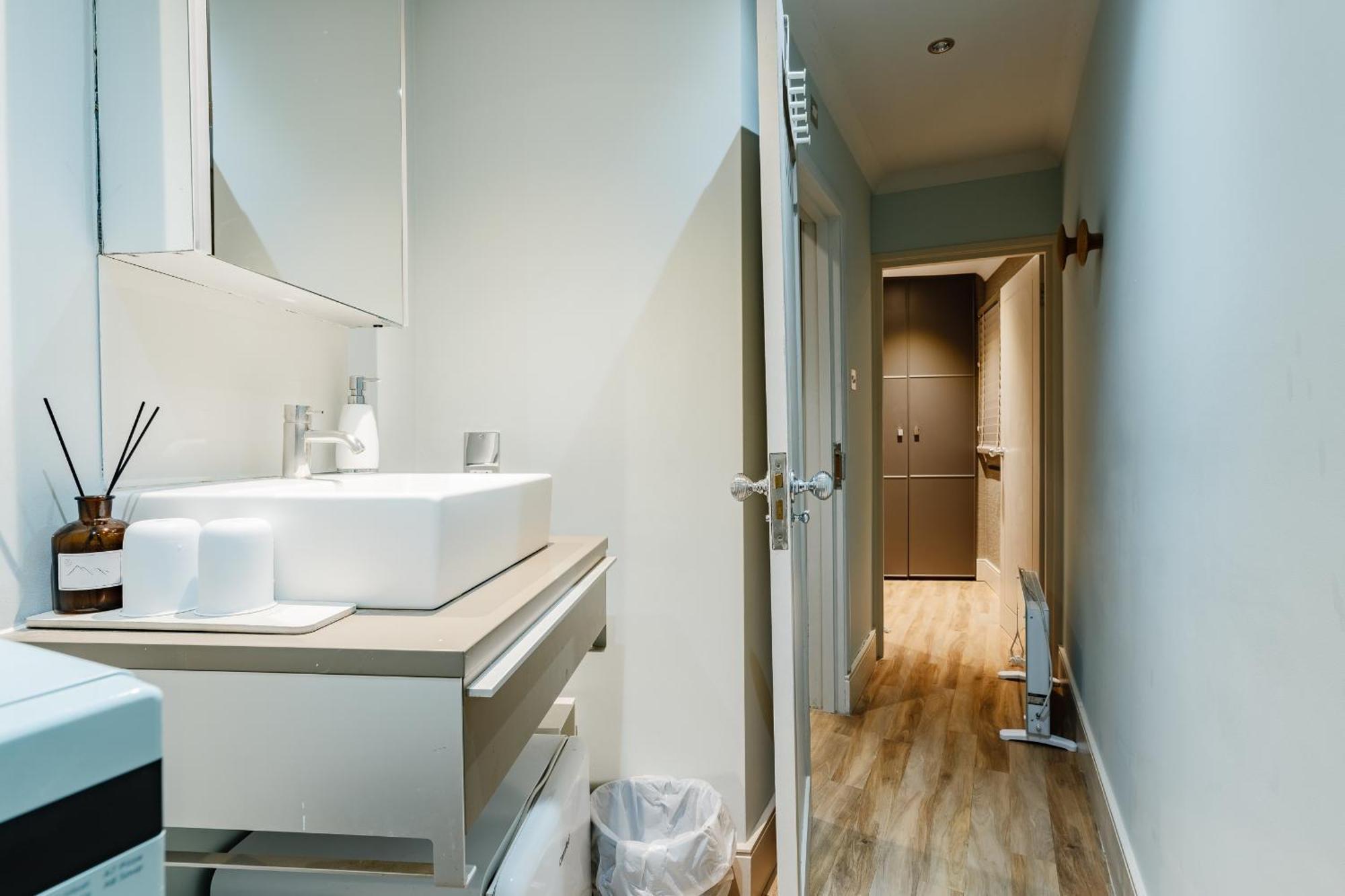 Stunning Modern 2-floor House With 3 Ensuite Villa