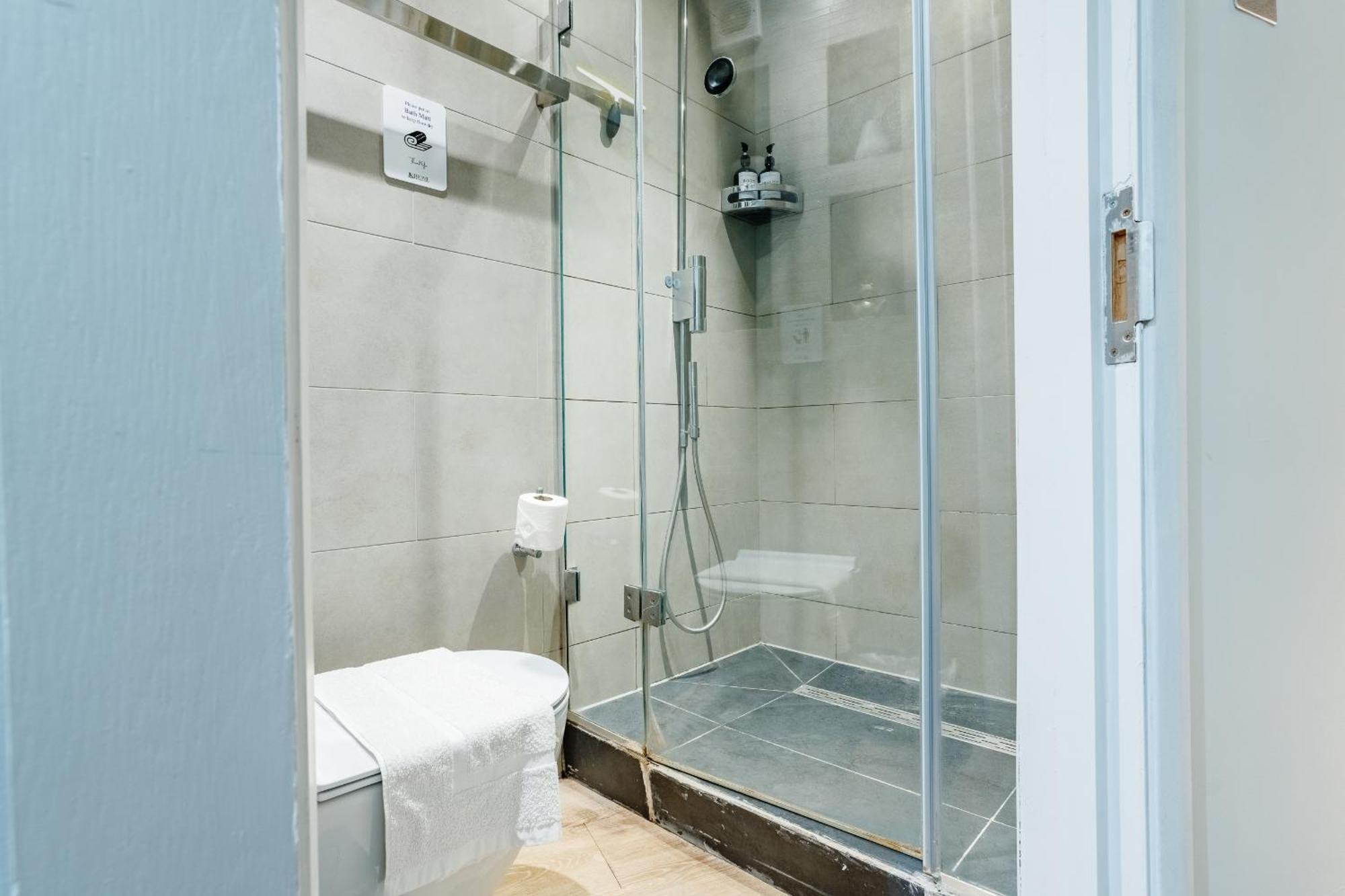 Villa Stunning Modern 2-floor House With 3 Ensuite